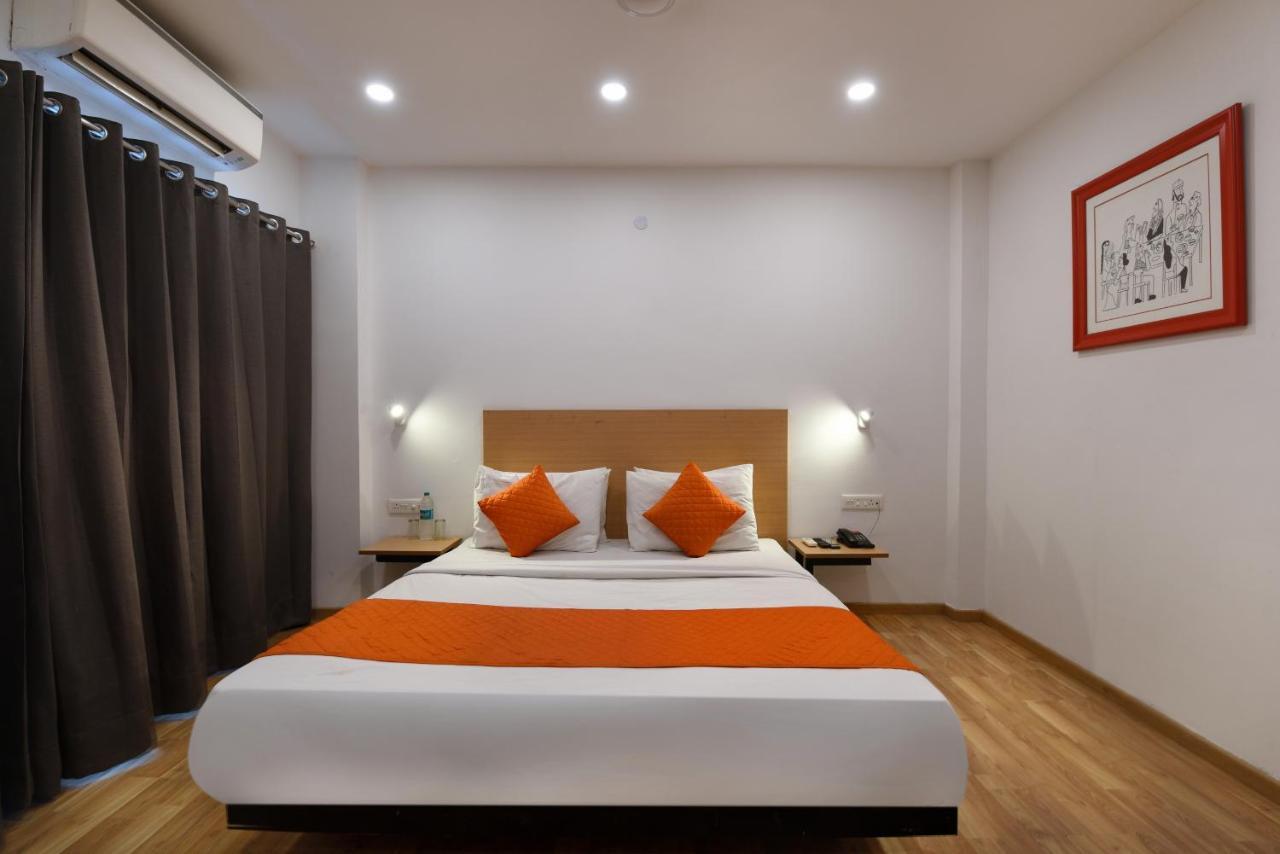 Hotel Saffron Gold New Delhi Exterior photo